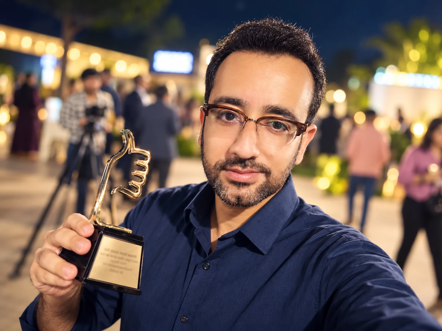 Afshaan Memon holding the Pakistan Digital Awards 2022 trophy